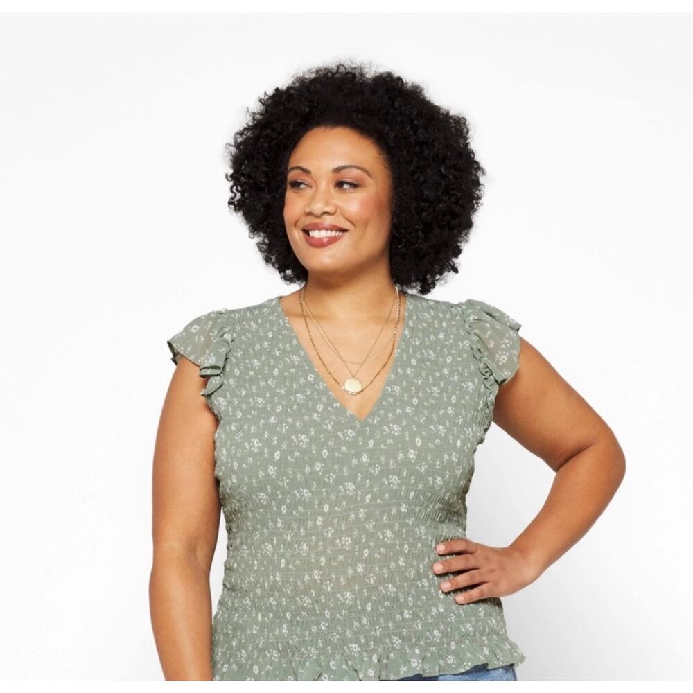 Madewell Plus Lucie V-Neck Smocked Top in Cottage Garden 28W